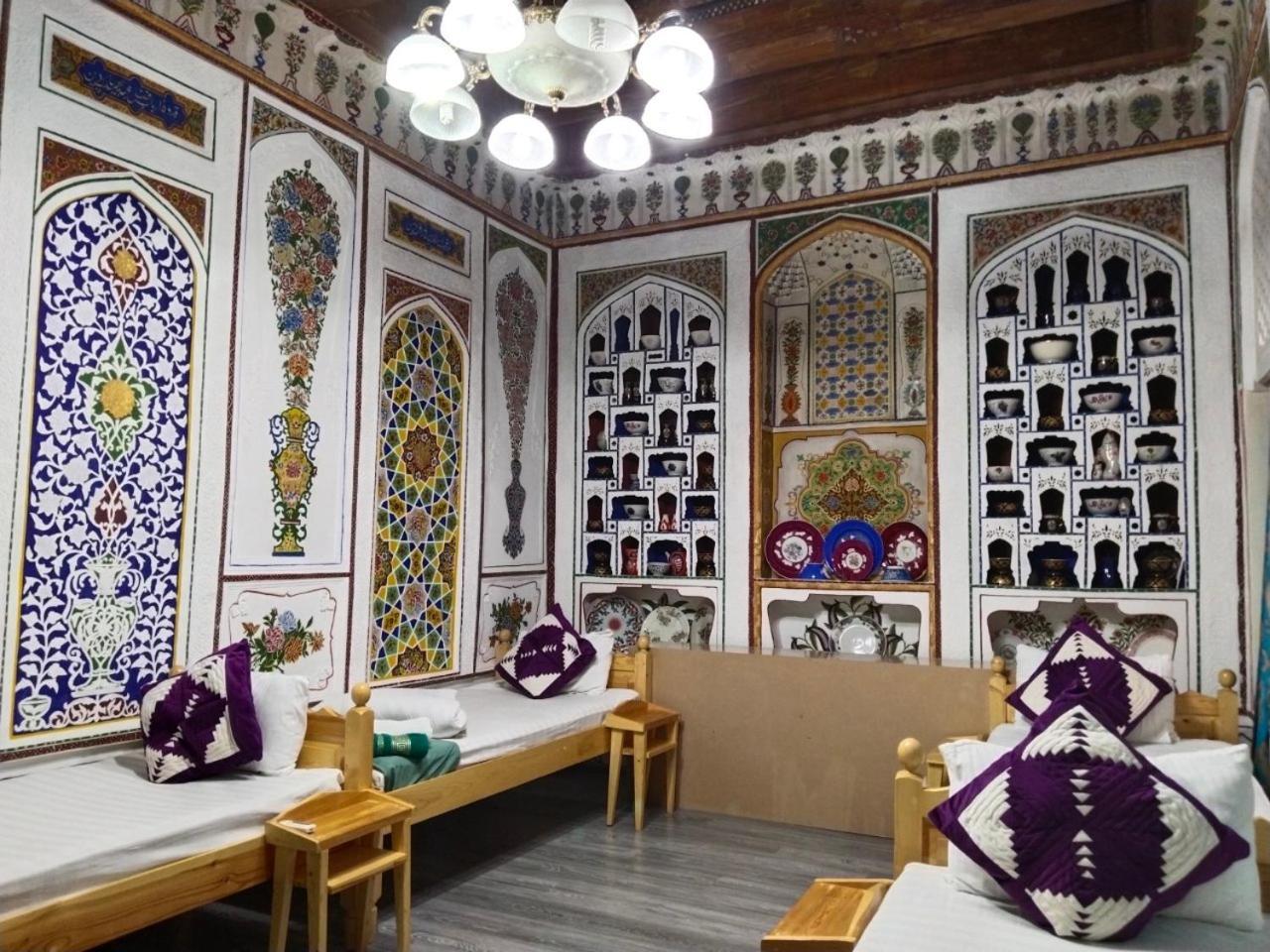 בוקורו Hotel Rizqiro'Z Boutique מראה חיצוני תמונה